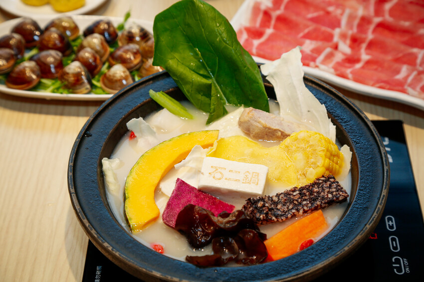 桃園市桃園區季節限定鍋底蒜香胡椒鍋新上市!超激省優惠券點主餐免費享用蛋餃or蔥香小丸子~滿額加送雪花牛肉．石二鍋