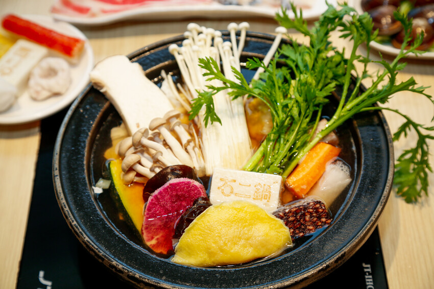 桃園市桃園區季節限定鍋底蒜香胡椒鍋新上市!超激省優惠券點主餐免費享用蛋餃or蔥香小丸子~滿額加送雪花牛肉．石二鍋