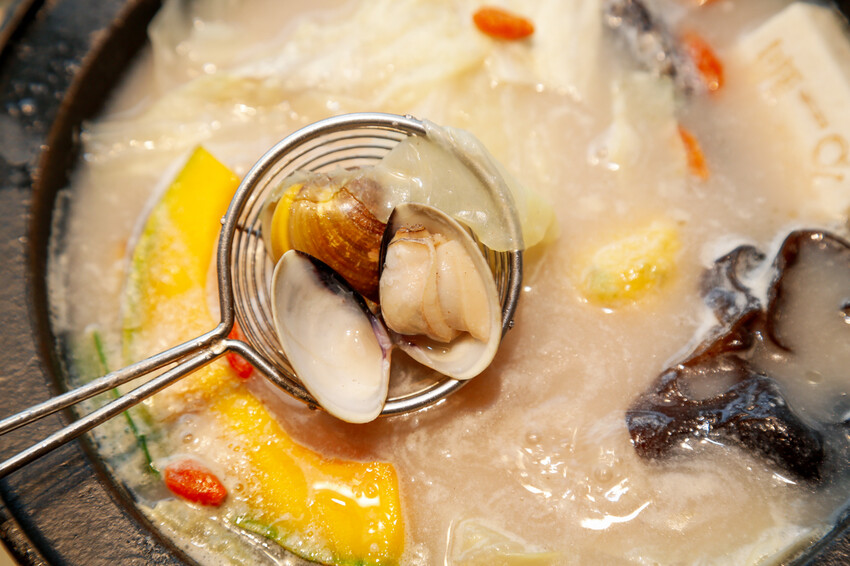 桃園市桃園區季節限定鍋底蒜香胡椒鍋新上市!超激省優惠券點主餐免費享用蛋餃or蔥香小丸子~滿額加送雪花牛肉．石二鍋