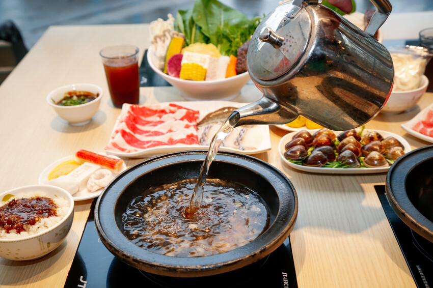 桃園市桃園區季節限定鍋底蒜香胡椒鍋新上市!超激省優惠券點主餐免費享用蛋餃or蔥香小丸子~滿額加送雪花牛肉．石二鍋