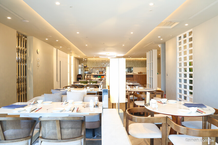 最美時尚粵菜餐廳~點八餐飲集團全台第一家粵菜餐廳在台南，『秘製黑叉燒』肥嫩好銷魂; LV級『黑金爆漿流沙包』必嚐「點八粵」台南Focus店 @台南好Food遊