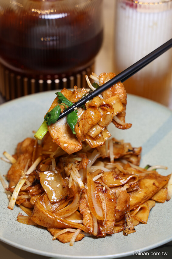 最美時尚粵菜餐廳~點八餐飲集團全台第一家粵菜餐廳在台南，『秘製黑叉燒』肥嫩好銷魂; LV級『黑金爆漿流沙包』必嚐「點八粵」台南Focus店 @台南好Food遊