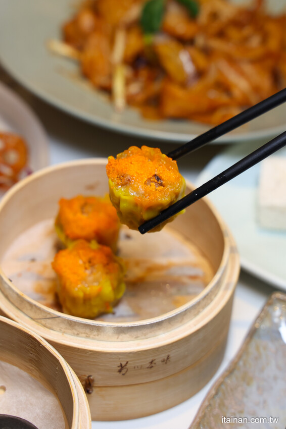 最美時尚粵菜餐廳~點八餐飲集團全台第一家粵菜餐廳在台南，『秘製黑叉燒』肥嫩好銷魂; LV級『黑金爆漿流沙包』必嚐「點八粵」台南Focus店 @台南好Food遊