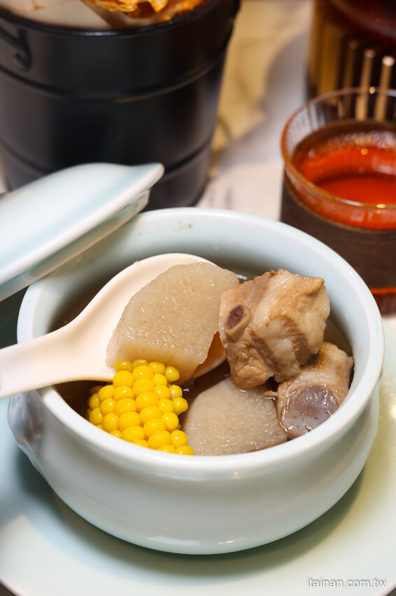 最美時尚粵菜餐廳~點八餐飲集團全台第一家粵菜餐廳在台南，『秘製黑叉燒』肥嫩好銷魂; LV級『黑金爆漿流沙包』必嚐「點八粵」台南Focus店 @台南好Food遊