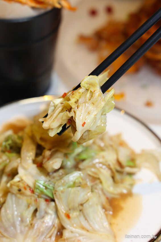 最美時尚粵菜餐廳~點八餐飲集團全台第一家粵菜餐廳在台南，『秘製黑叉燒』肥嫩好銷魂; LV級『黑金爆漿流沙包』必嚐「點八粵」台南Focus店 @台南好Food遊