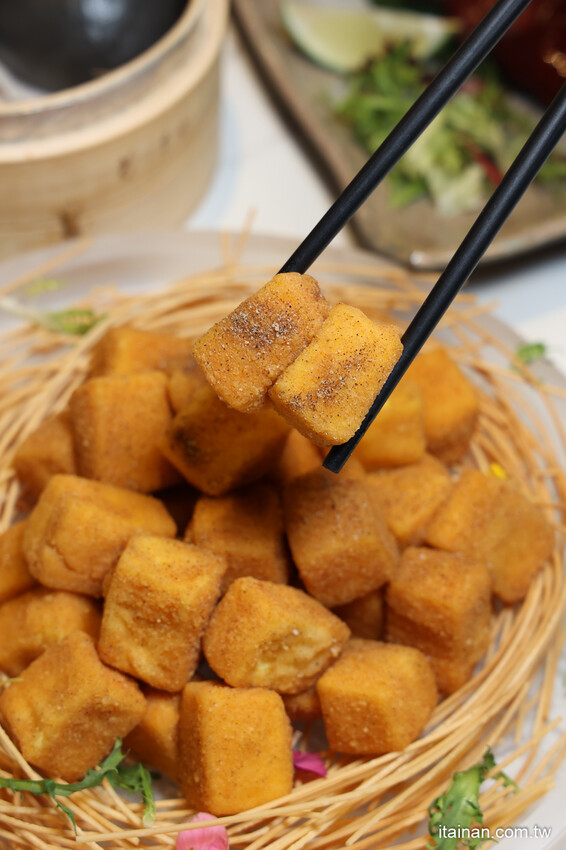 最美時尚粵菜餐廳~點八餐飲集團全台第一家粵菜餐廳在台南，『秘製黑叉燒』肥嫩好銷魂; LV級『黑金爆漿流沙包』必嚐「點八粵」台南Focus店 @台南好Food遊