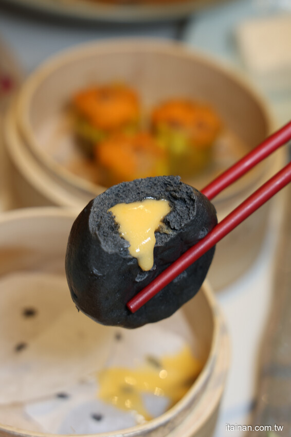 最美時尚粵菜餐廳~點八餐飲集團全台第一家粵菜餐廳在台南，『秘製黑叉燒』肥嫩好銷魂; LV級『黑金爆漿流沙包』必嚐「點八粵」台南Focus店 @台南好Food遊