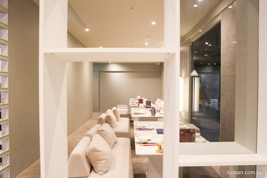 最美時尚粵菜餐廳~點八餐飲集團全台第一家粵菜餐廳在台南，『秘製黑叉燒』肥嫩好銷魂; LV級『黑金爆漿流沙包』必嚐「點八粵」台南Focus店 @台南好Food遊