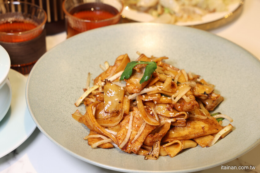 最美時尚粵菜餐廳~點八餐飲集團全台第一家粵菜餐廳在台南，『秘製黑叉燒』肥嫩好銷魂; LV級『黑金爆漿流沙包』必嚐「點八粵」台南Focus店 @台南好Food遊