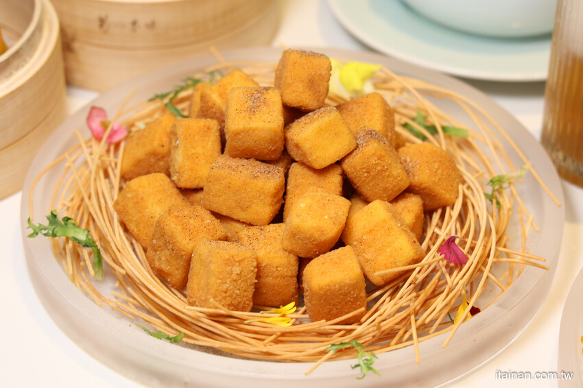 最美時尚粵菜餐廳~點八餐飲集團全台第一家粵菜餐廳在台南，『秘製黑叉燒』肥嫩好銷魂; LV級『黑金爆漿流沙包』必嚐「點八粵」台南Focus店 @台南好Food遊