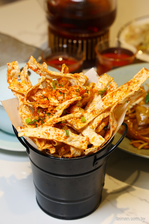 最美時尚粵菜餐廳~點八餐飲集團全台第一家粵菜餐廳在台南，『秘製黑叉燒』肥嫩好銷魂; LV級『黑金爆漿流沙包』必嚐「點八粵」台南Focus店 @台南好Food遊