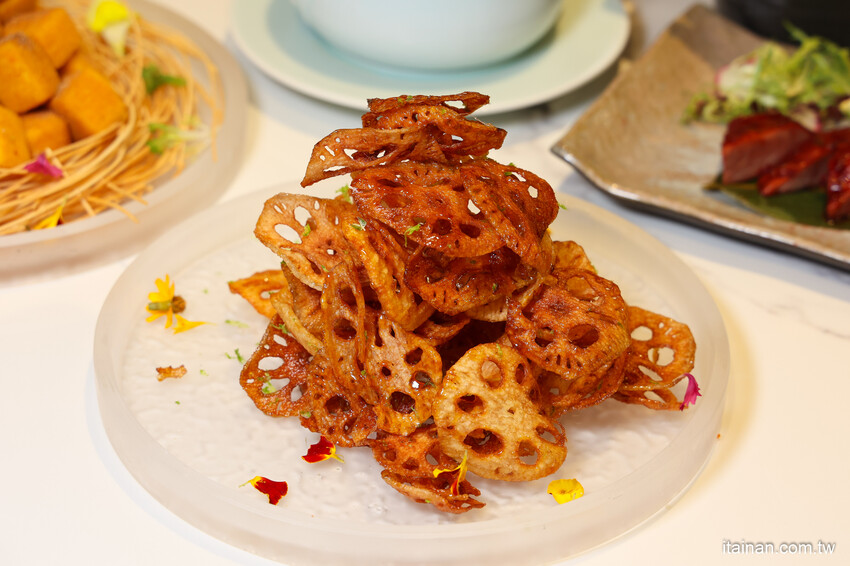 最美時尚粵菜餐廳~點八餐飲集團全台第一家粵菜餐廳在台南，『秘製黑叉燒』肥嫩好銷魂; LV級『黑金爆漿流沙包』必嚐「點八粵」台南Focus店 @台南好Food遊