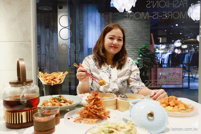 最美時尚粵菜餐廳~點八餐飲集團全台第一家粵菜餐廳在台南，『秘製黑叉燒』肥嫩好銷魂; LV級『黑金爆漿流沙包』必嚐「點八粵」台南Focus店 @台南好Food遊