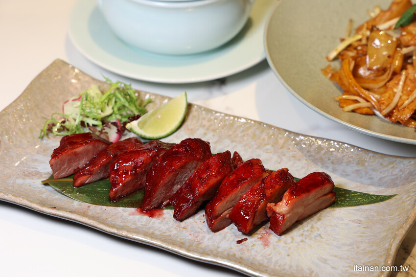 最美時尚粵菜餐廳~點八餐飲集團全台第一家粵菜餐廳在台南，『秘製黑叉燒』肥嫩好銷魂; LV級『黑金爆漿流沙包』必嚐「點八粵」台南Focus店 @台南好Food遊