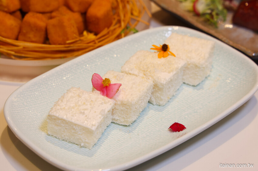 最美時尚粵菜餐廳~點八餐飲集團全台第一家粵菜餐廳在台南，『秘製黑叉燒』肥嫩好銷魂; LV級『黑金爆漿流沙包』必嚐「點八粵」台南Focus店 @台南好Food遊