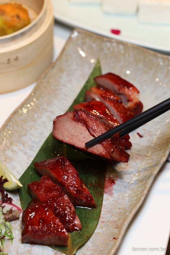 最美時尚粵菜餐廳~點八餐飲集團全台第一家粵菜餐廳在台南，『秘製黑叉燒』肥嫩好銷魂; LV級『黑金爆漿流沙包』必嚐「點八粵」台南Focus店 @台南好Food遊