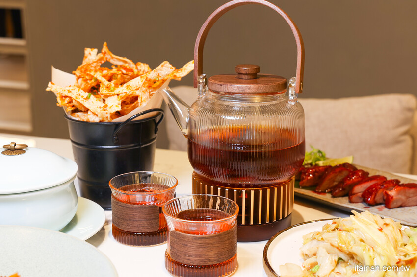 最美時尚粵菜餐廳~點八餐飲集團全台第一家粵菜餐廳在台南，『秘製黑叉燒』肥嫩好銷魂; LV級『黑金爆漿流沙包』必嚐「點八粵」台南Focus店 @台南好Food遊