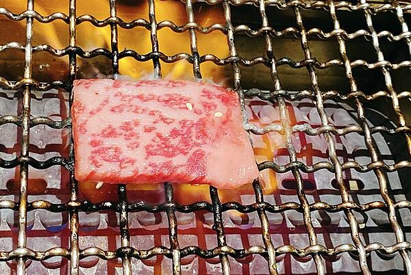 浜江燒肉│日本競標A5和牛整頭空運來台,和牛九宮格一頭入魂,一次品嘗九種部位,還有吃巧克力長大的日本巧克力翼板和牛,推薦吃過最厲害的和牛燒肉店,蘆洲燒肉推薦-52.jpg 浜江燒肉│日本競標A5和牛整頭空運來台,和牛九宮格一頭入魂,一次品嘗九種部位,還有吃巧克力長大的日本巧克力翼板和牛,推薦吃過最厲害的和牛燒肉店,蘆洲燒肉推薦-52.jpg