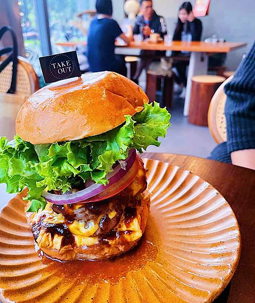 西湖站Takeout Burger 浮誇系美式手打漢堡 ! 多樣化口味選擇,用餐氛圍舒適高CP值~