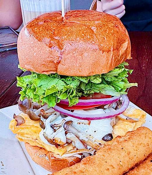 西湖站Takeout Burger 浮誇系美式手打漢堡 ! 多樣化口味選擇,用餐氛圍舒適高CP值~