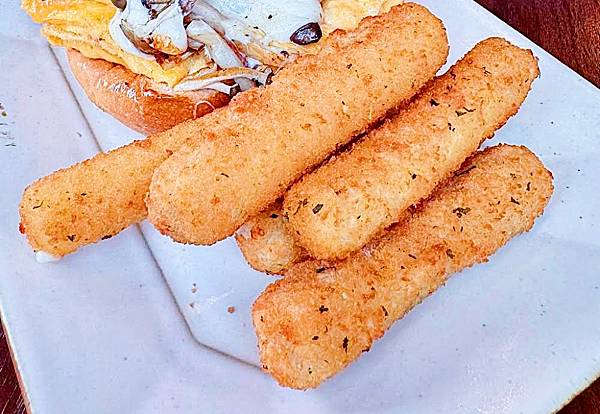 西湖站Takeout Burger 浮誇系美式手打漢堡 ! 多樣化口味選擇，用餐氛圍舒適高CP值~