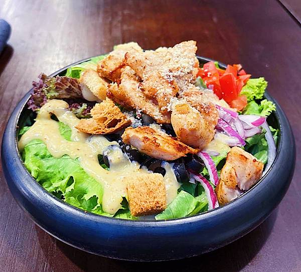 西湖站Takeout Burger 浮誇系美式手打漢堡 ! 多樣化口味選擇,用餐氛圍舒適高CP值~