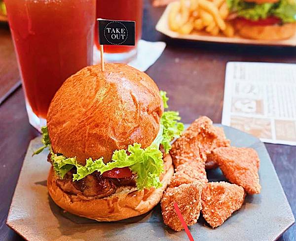 西湖站Takeout Burger 浮誇系美式手打漢堡 ! 多樣化口味選擇,用餐氛圍舒適高CP值~