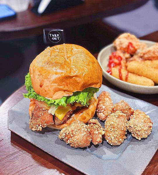 西湖站Takeout Burger 浮誇系美式手打漢堡 ! 多樣化口味選擇,用餐氛圍舒適高CP值~
