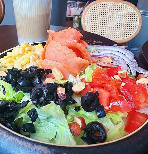 西湖站Takeout Burger 浮誇系美式手打漢堡 ! 多樣化口味選擇,用餐氛圍舒適高CP值~