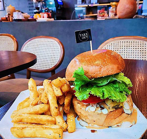西湖站Takeout Burger 浮誇系美式手打漢堡 ! 多樣化口味選擇,用餐氛圍舒適高CP值~