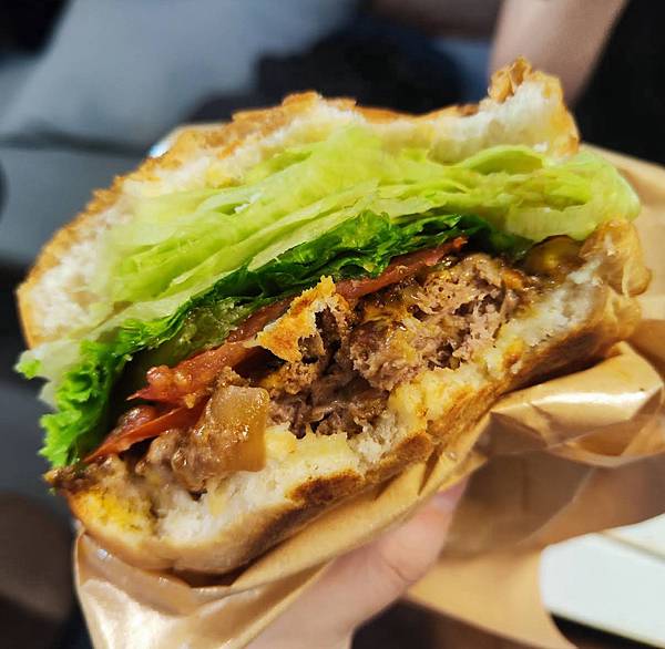 西湖站Takeout Burger 浮誇系美式手打漢堡 ! 多樣化口味選擇,用餐氛圍舒適高CP值~