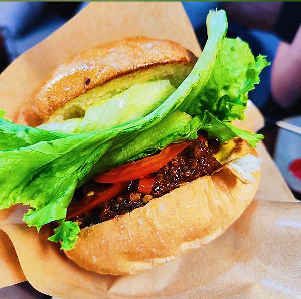西湖站Takeout Burger 浮誇系美式手打漢堡 ! 多樣化口味選擇,用餐氛圍舒適高CP值~