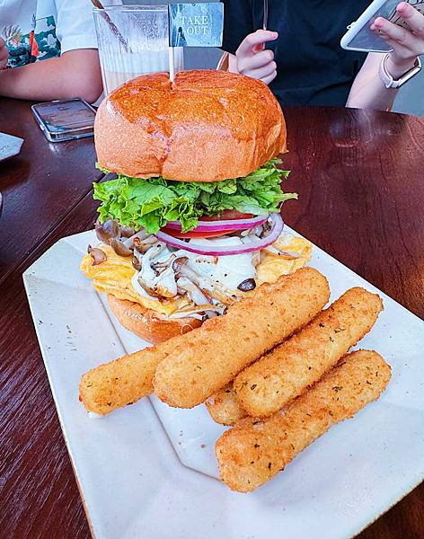 西湖站Takeout Burger 浮誇系美式手打漢堡 ! 多樣化口味選擇,用餐氛圍舒適高CP值~