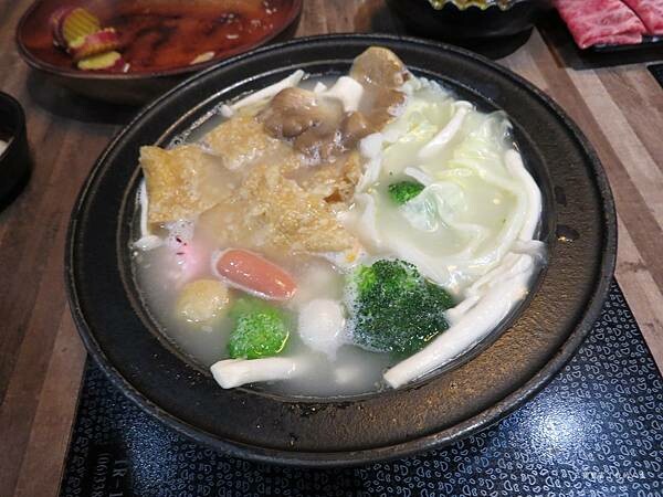 嘉義市東區嘉義美食 嘉義火鍋吃到飽推薦【肉食主義】精緻鍋物 鮮美食材豐富湯頭 自助吧蔬菜火鍋料及飲料冰品無限暢飲