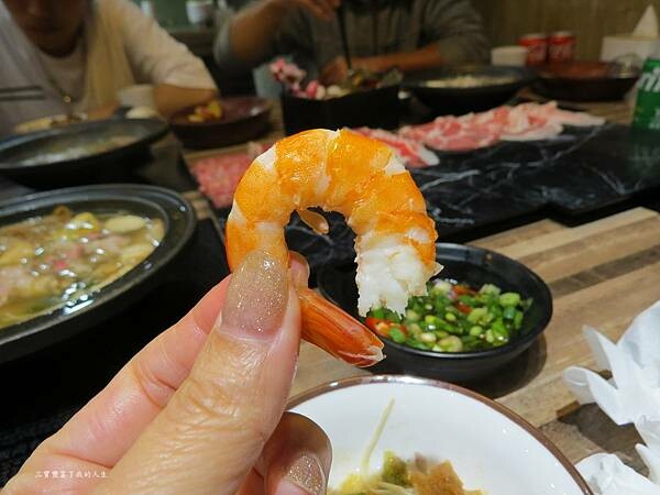 嘉義市東區嘉義美食 嘉義火鍋吃到飽推薦【肉食主義】精緻鍋物 鮮美食材豐富湯頭 自助吧蔬菜火鍋料及飲料冰品無限暢飲