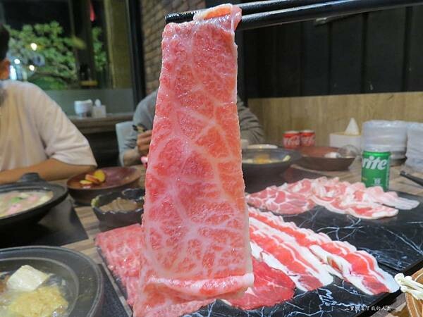 嘉義市東區嘉義美食 嘉義火鍋吃到飽推薦【肉食主義】精緻鍋物 鮮美食材豐富湯頭 自助吧蔬菜火鍋料及飲料冰品無限暢飲