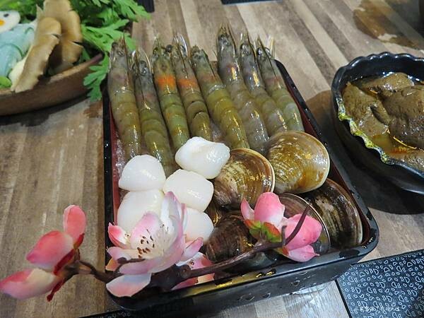 嘉義市東區嘉義美食 嘉義火鍋吃到飽推薦【肉食主義】精緻鍋物 鮮美食材豐富湯頭 自助吧蔬菜火鍋料及飲料冰品無限暢飲