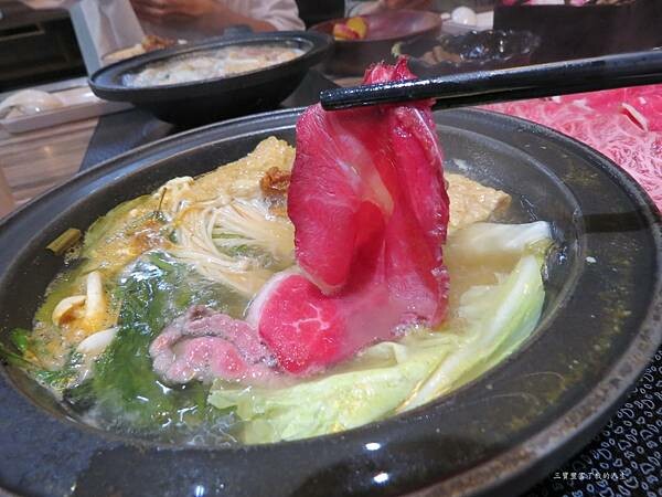 嘉義市東區嘉義美食 嘉義火鍋吃到飽推薦【肉食主義】精緻鍋物 鮮美食材豐富湯頭 自助吧蔬菜火鍋料及飲料冰品無限暢飲