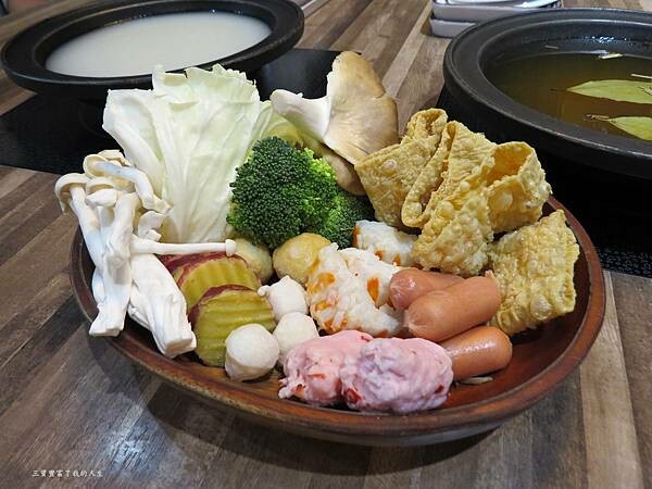 嘉義市東區嘉義美食 嘉義火鍋吃到飽推薦【肉食主義】精緻鍋物 鮮美食材豐富湯頭 自助吧蔬菜火鍋料及飲料冰品無限暢飲