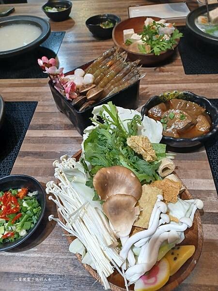 嘉義市東區嘉義美食 嘉義火鍋吃到飽推薦【肉食主義】精緻鍋物 鮮美食材豐富湯頭 自助吧蔬菜火鍋料及飲料冰品無限暢飲