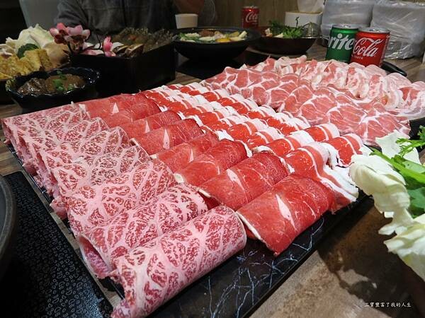 嘉義市東區嘉義美食 嘉義火鍋吃到飽推薦【肉食主義】精緻鍋物 鮮美食材豐富湯頭 自助吧蔬菜火鍋料及飲料冰品無限暢飲