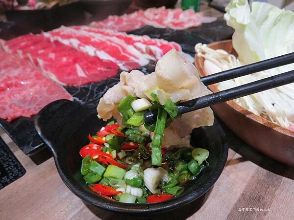 嘉義市東區嘉義美食 嘉義火鍋吃到飽推薦【肉食主義】精緻鍋物 鮮美食材豐富湯頭 自助吧蔬菜火鍋料及飲料冰品無限暢飲
