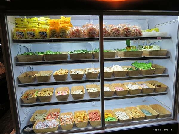 嘉義市東區嘉義美食 嘉義火鍋吃到飽推薦【肉食主義】精緻鍋物 鮮美食材豐富湯頭 自助吧蔬菜火鍋料及飲料冰品無限暢飲