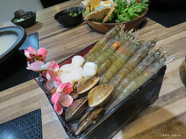 嘉義市東區嘉義美食 嘉義火鍋吃到飽推薦【肉食主義】精緻鍋物 鮮美食材豐富湯頭 自助吧蔬菜火鍋料及飲料冰品無限暢飲