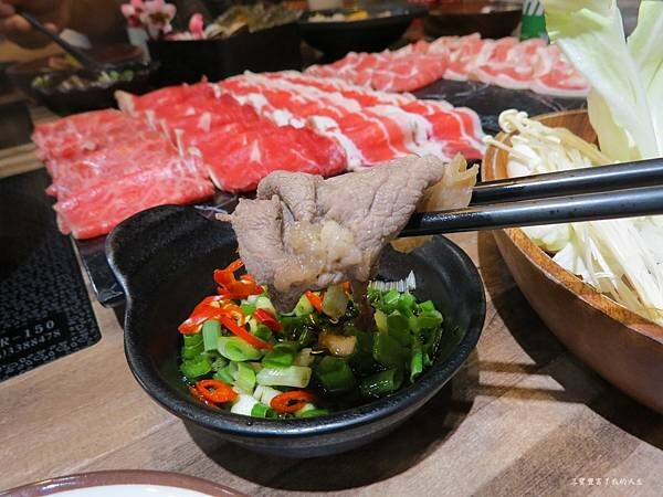 嘉義市東區嘉義美食 嘉義火鍋吃到飽推薦【肉食主義】精緻鍋物 鮮美食材豐富湯頭 自助吧蔬菜火鍋料及飲料冰品無限暢飲