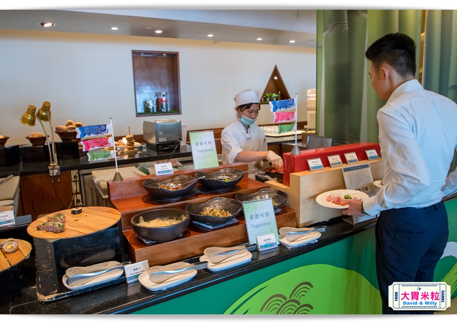 食尚Buffet月,吃到飽,高雄君鴻國際酒店,85百匯栢麗自助餐廳,招牌烤牛肉,蒙古烤肉,現點海鮮粥,精選主廚甜點,百樣餐點無限續盤 - 大胃米粒 DAVID & MILLY