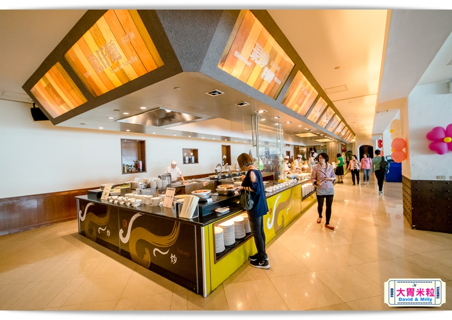 食尚Buffet月,吃到飽,高雄君鴻國際酒店,85百匯栢麗自助餐廳,招牌烤牛肉,蒙古烤肉,現點海鮮粥,精選主廚甜點,百樣餐點無限續盤 - 大胃米粒 DAVID & MILLY