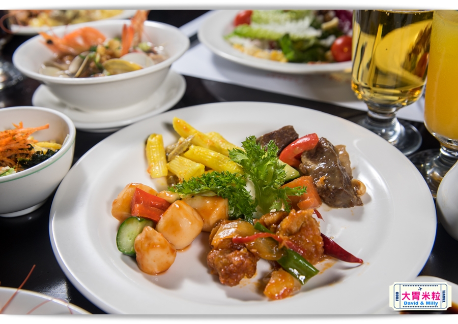 食尚Buffet月,吃到飽,高雄君鴻國際酒店,85百匯栢麗自助餐廳,招牌烤牛肉,蒙古烤肉,現點海鮮粥,精選主廚甜點,百樣餐點無限續盤 - 大胃米粒 DAVID & MILLY
