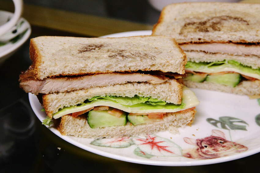 悠悠龍貓咖啡。全台唯一一間龍貓咖啡廳，龍貓卡通本尊活跳跳現身