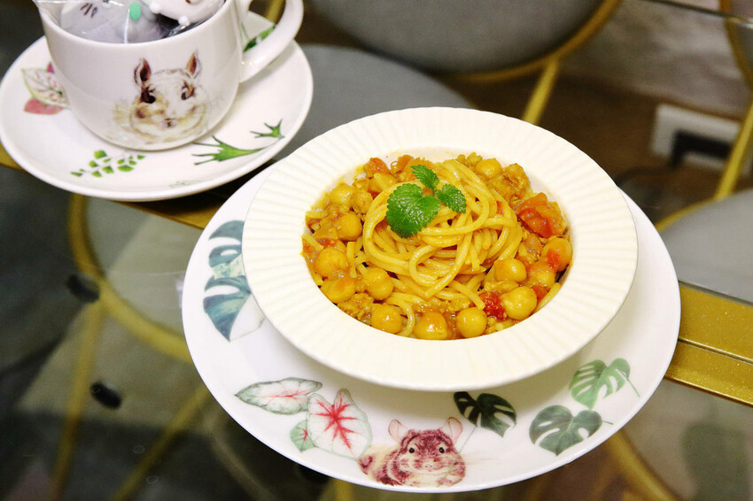 悠悠龍貓咖啡。全台唯一一間龍貓咖啡廳，龍貓卡通本尊活跳跳現身